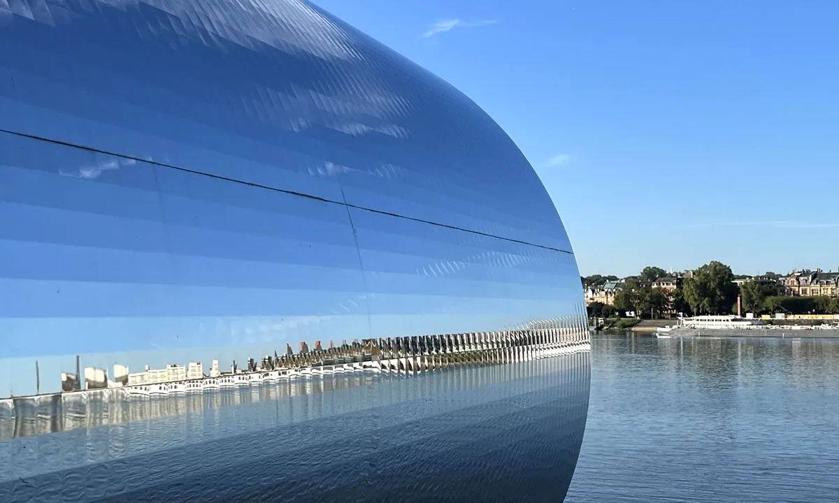 Kunstobjekt mit Spiegeln und Blick über den Rhein auf die Stadt Mainz &middot; Elektro Wördehoff GmbH